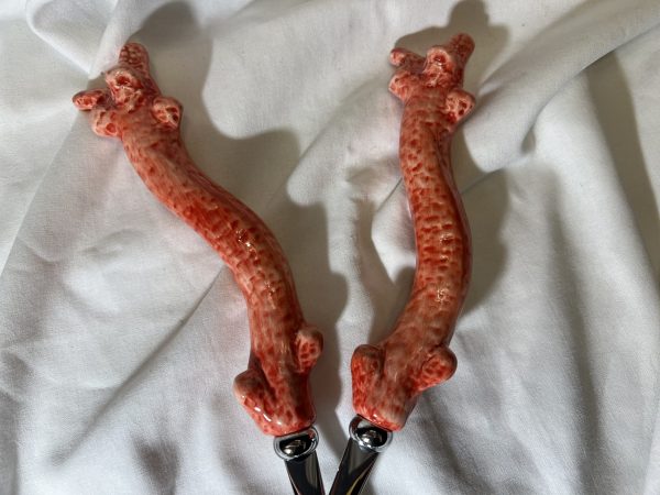 Red coral salad servers